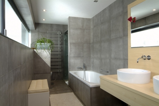badezimmer-fliesen-beton-optik-badewanne-holz-waschtisch-runde-aufsatzbecken