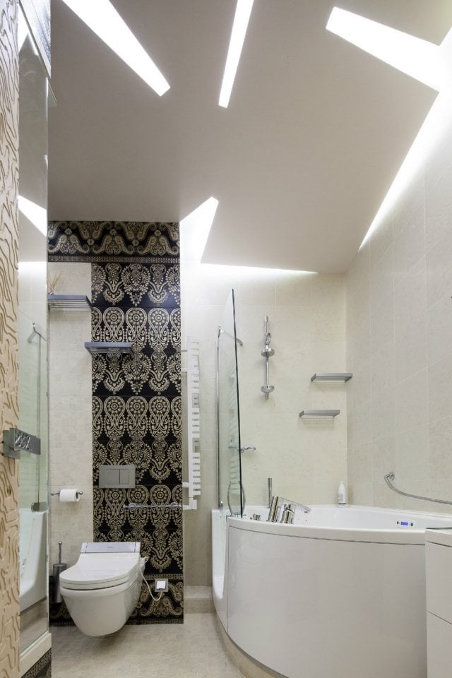 badezimmer-gestaltung-badewanne-glaswand-abgehaengte-decke-inirekte-beleuchtung