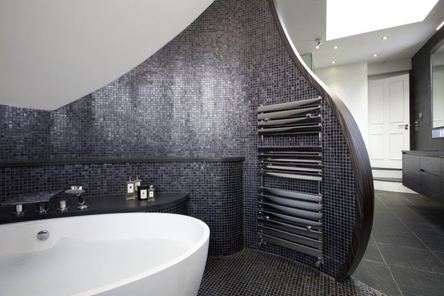 badezimmer-gestaltung-beispiel-graue-mosaik-fliesen-freistehende-badewanne-raumteiler