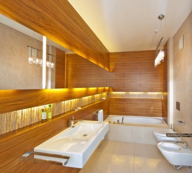 badezimmer-holz-wandverkelidung-led-leisten-badspiegel-lichtpaneele