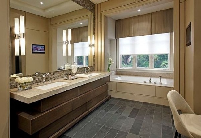badezimmer-ideen-fensterschutz-gardine-badewanne-spiegel-mit-beleuchtung
