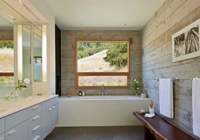 badezimmer-kontrast-materialien-glänzende-weiße-fläche-beton-rohe-wand