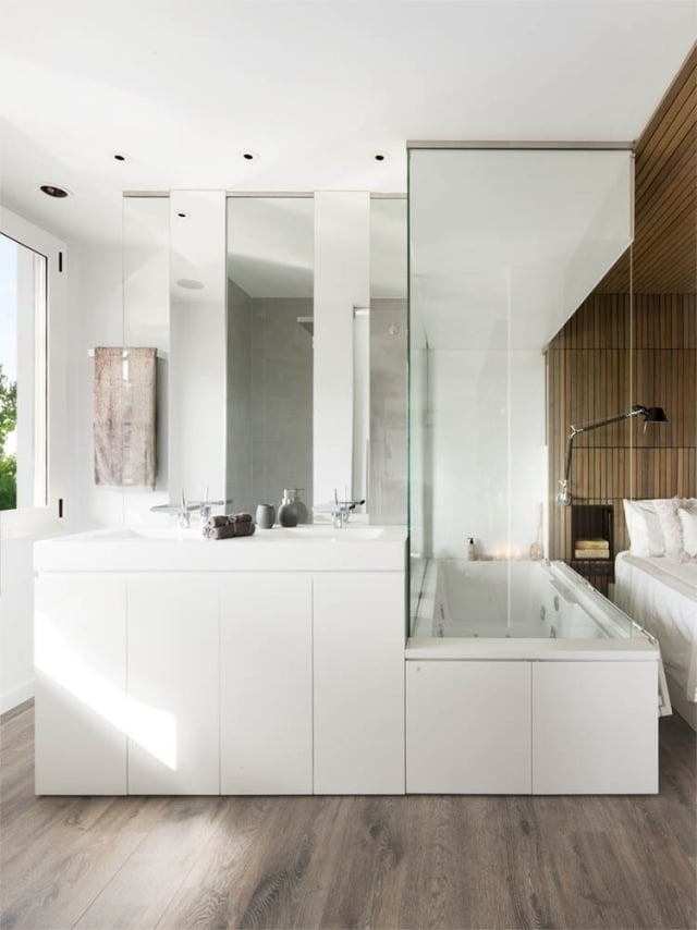 badezimmer-modern-badewanne-sclafzimmer-glas-abtrennung