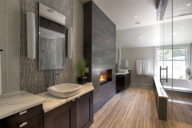 badezimmer-modern-einbaukamin-waschbeckenboard-marmor