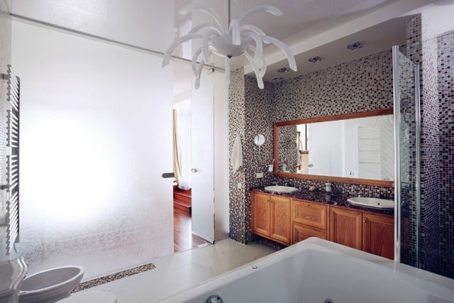 badezimmer-mosaikfliesen-farbverlauf-imitieren-schiebetuer-mattglas