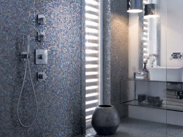 badezimmer-mosaikfliesen-grau-perlmutt-glanz-dusche