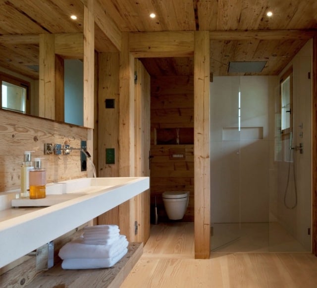 badezimmer-rustikal-echtholz-begehbare-dusche-glaswand