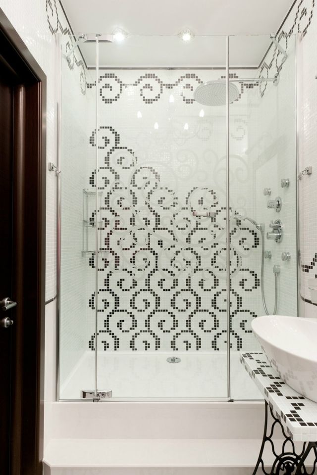 badezimmer-schwarz-weiss-begehbare-glas-dusche-mosaik-fliesen