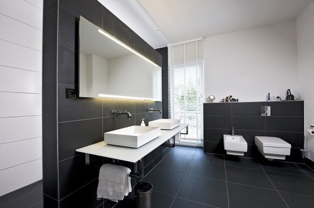 badezimmer-schwarze-fliesen-weisse-moebel-badspiegel-beleuchtung