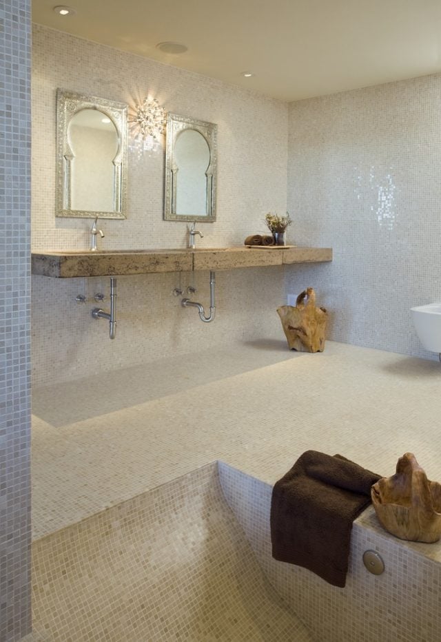 badezimmer-wand-mosaik-rustikal-stein-waschbeckenboard-dekorative-spiegel
