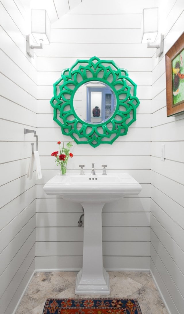 badezimmer-wände-weiß-holz-wandspiegel-dekorativ-grün-ideen