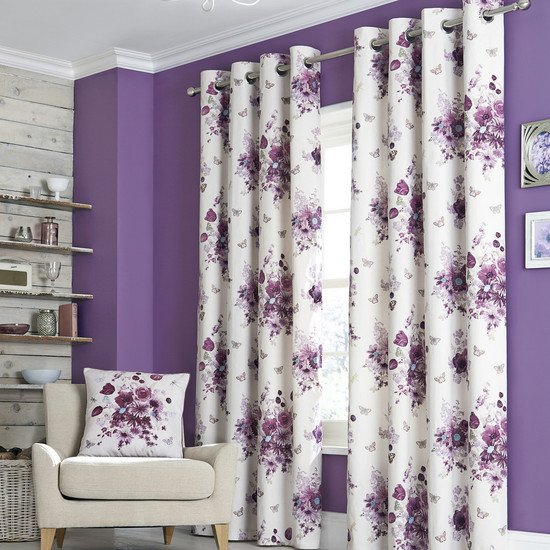 baumwollvorhang-floral-gemustert-wandfarbe-lila-wohnzimmer-deckenleisten