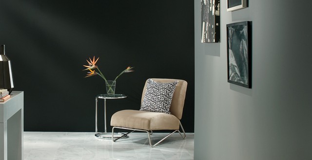 Nische Leseecke graue Wandfarbe stilvolle Möbel Fotowand