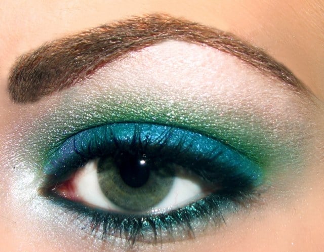 blaue-und-grüne-Schminke-für-grüne-Augen