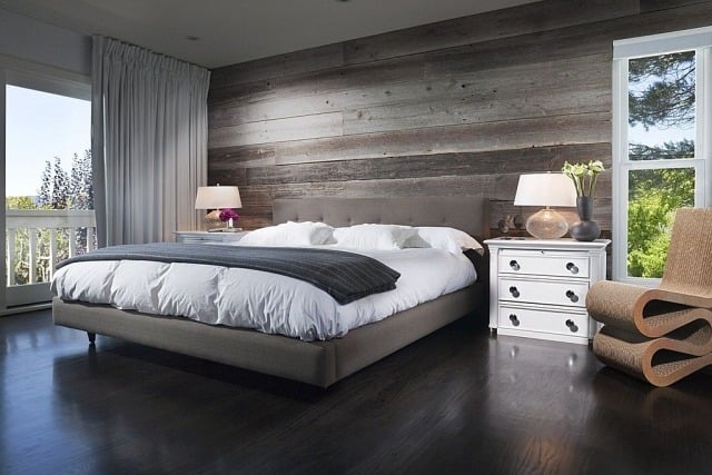 blickfang-horizontale-Holzplatten-Wandgestaltung-Doppelbett-mit-füßen
