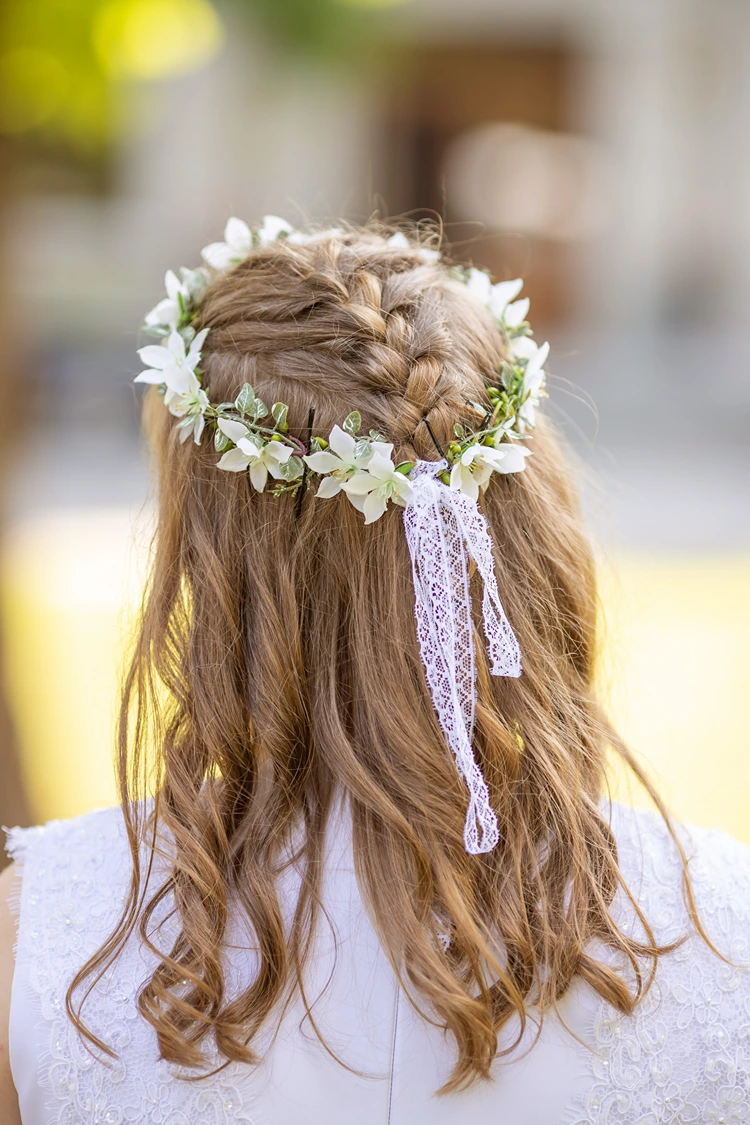 blumenmädchen frisur mit blumenkranz