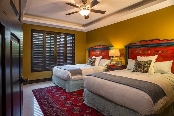 braune-Farbe-im-Schlafzimmer-abgesenkte-Zimmerdecke