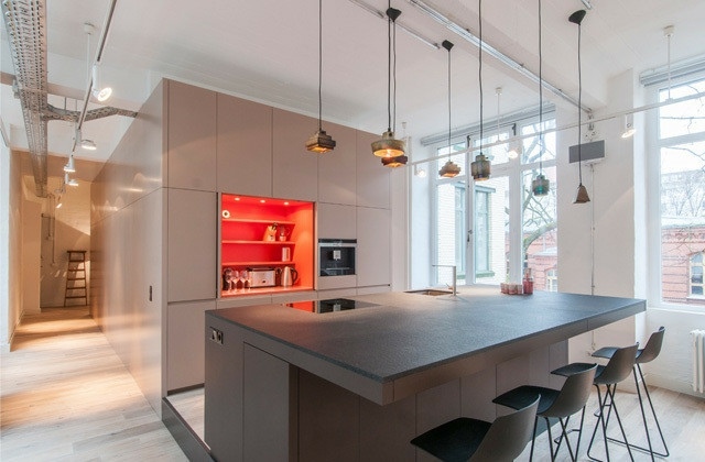 braune-graue-Küchenausstattung-rote-Wand-integrierte-Regale-Metall-Pendelleuchte
