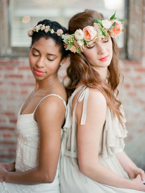 Romantische Frisuren mit Blumenkrone für die Hochzeit sommerhochzeit-blumen-krone-zusammenbinden