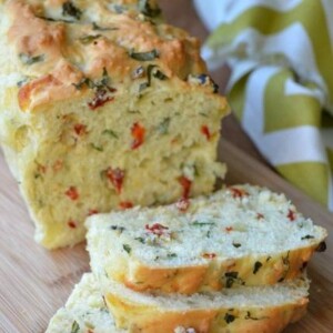 brot-ohne-hefe-backen-bohnenkraut-getrocknete-tomaten-baislikum