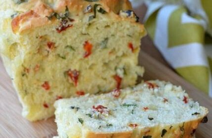 brot-ohne-hefe-backen-bohnenkraut-getrocknete-tomaten-baislikum