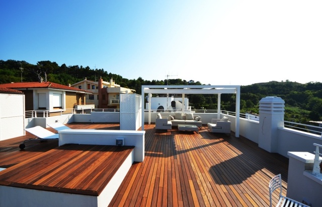 dach-terrassengestaltung-bilder-Lounge-Möbel-Pergola-Sonnenschutz