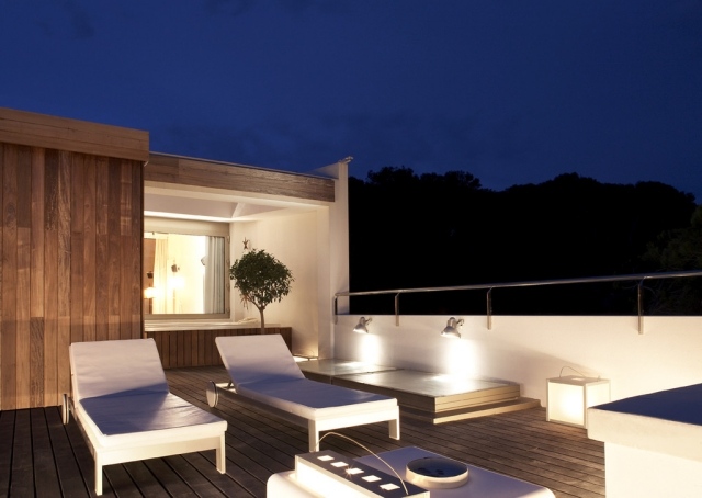 dach-terrassengestaltung-bilder-beleuchtet-nachts-sonnenliegen-modern