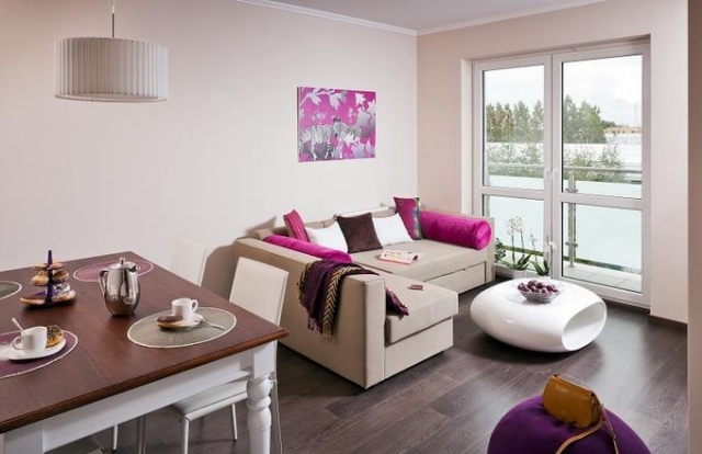 dekovorschlage-wohnzimmer-essbereich-creme-beige-fuchsia-akzente-weisse-tische