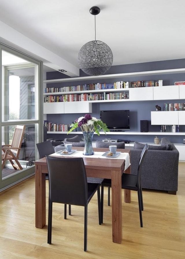 dekovorschlage-wohnzimmer-essbereich-graues-sofa-wandfarbe-massivholzesstisch-schwarze-stuehle