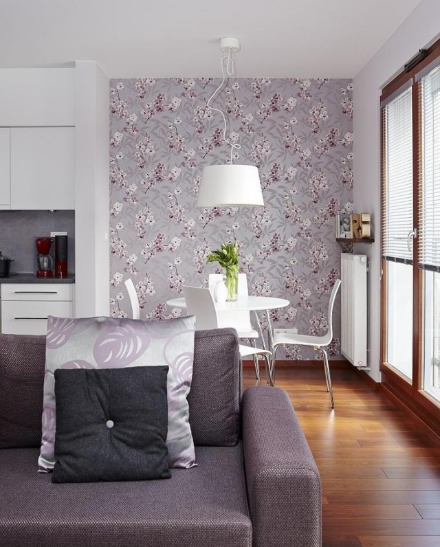 dekovorschlage-wohnzimmer-essbereich-lila-polstersofa-tapete-blumenmuster-weisse-kuechenzeile-esszimmermoebel