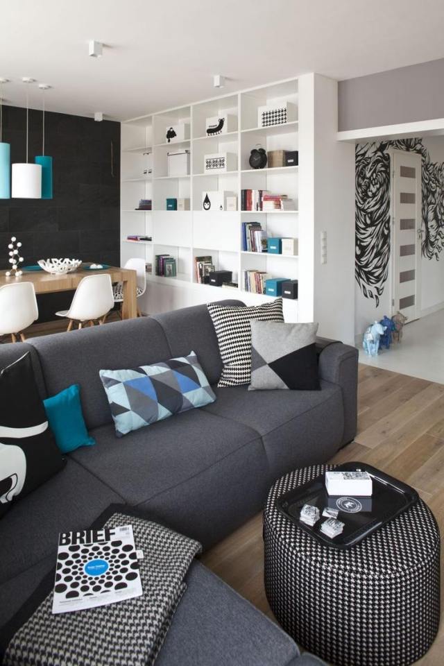 dekovorschläge für wohnzimmer essbereich-schwarze-akzentwand-graues-sofa-blaue-kissen-pendelleuchten