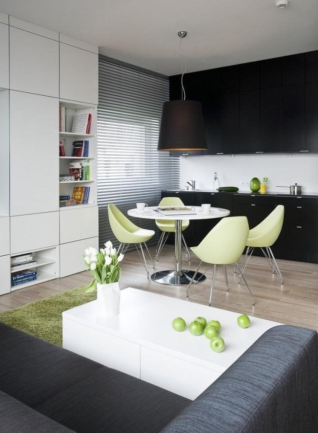dekovorschläge für wohnzimmer essbereich-schwarze-kuechenzeile-gruene-akzente-graues-sofa-weisser-couchtisch