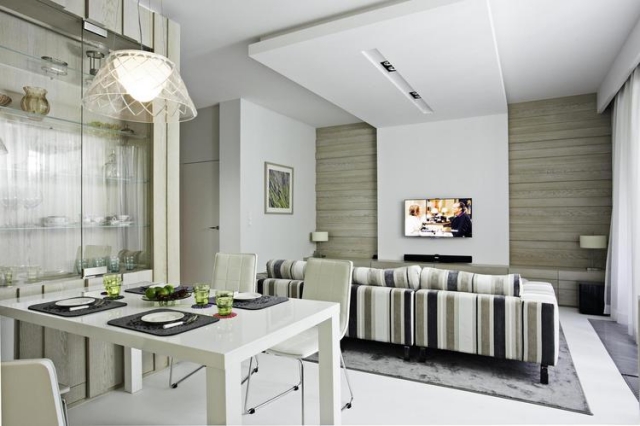 dekovorschlage-wohnzimmer-essbereich-weiss-cremeweisse-moebel-graue-akzente