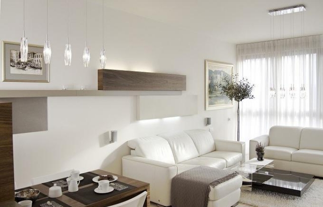 dekovorschlage-wohnzimmer-essbereich-weisse-ledersofas-holz-esstisch-wandregale