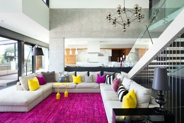 design-wohnzimmer-xxl-sofa-fuchsia-teppich-gelbe-beistelltische