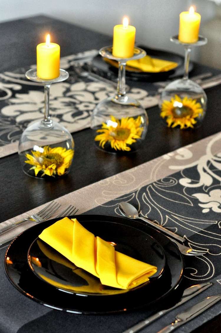 DIY Tischdekoration -ideen-sonnenblumen-weinglaeser-kopf-gestellt-kerzenhalter