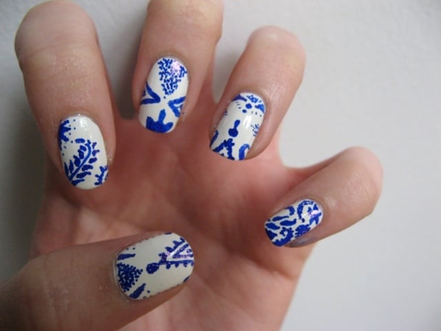 dunkelblau weiß nagel design selbermachen maniküre