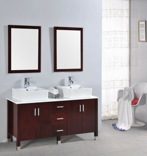 dunkelrote-Waschbeckenunterschrank-und-Spiegel-mit Holzrahmen-Vorhang-und-Stuhl