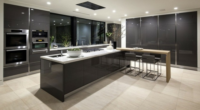 eingebaute-Küche-mit-schwarzen-Küchenschränken-Kücheninsel-Gas-Kochplatten-Naturstein-Fliesen-Boden