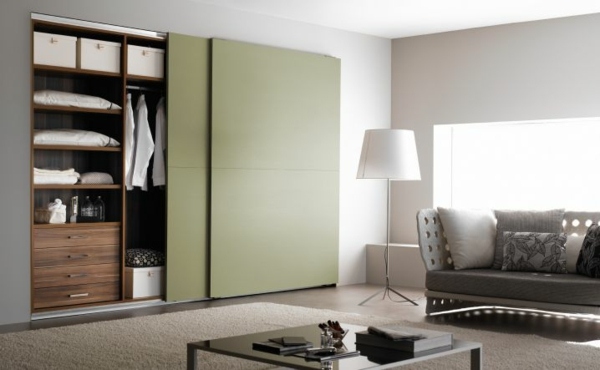 eingebauter-Kleiderschrank-mit-Schiebetüren-in-Grün-modernes-Sofa