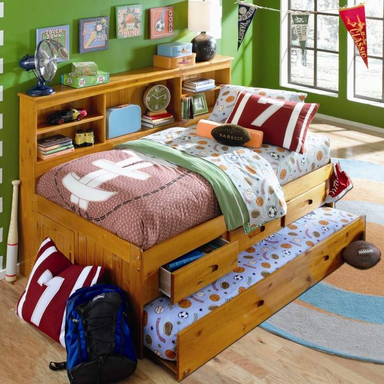 einrichtungsideen-jungenzimmer-bett-ausziehbare-matratze-baseball-spielzeuge-schubladen