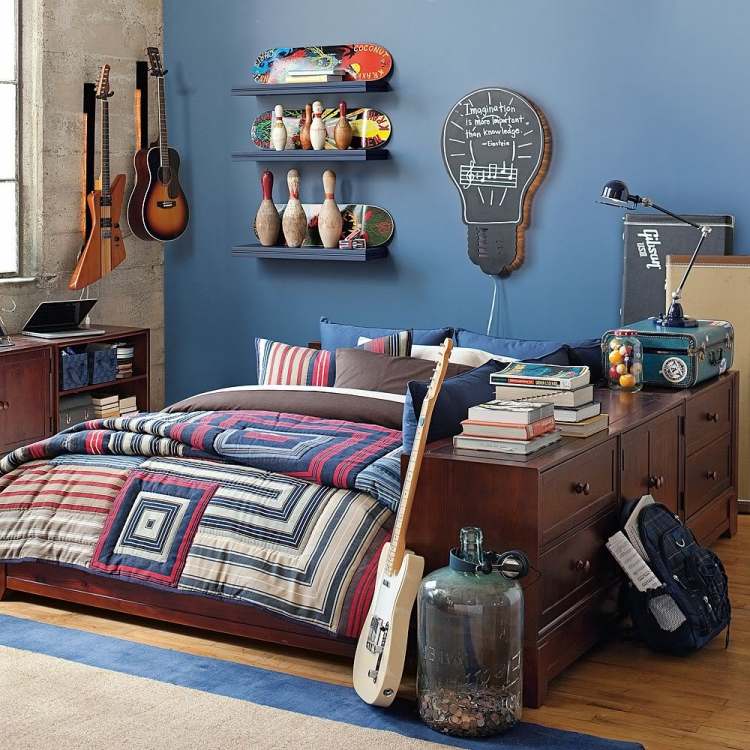 einrichtungsideen-jungenzimmer-moebel-bett-sideboard-wandfarbe-blau-gitarre