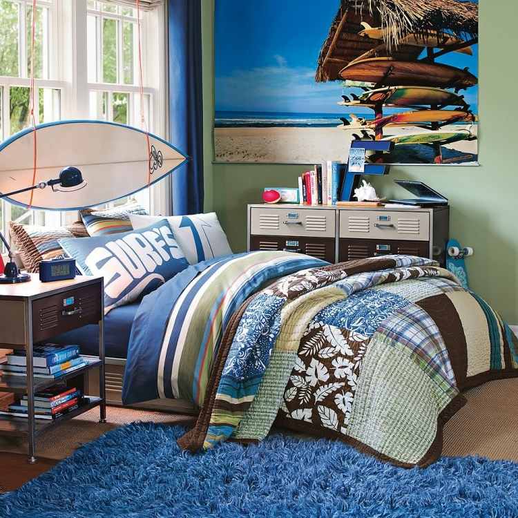 einrichtungsideen-jungenzimmer-surfbrett-poster-surfen-blau-teppich-weich-metall