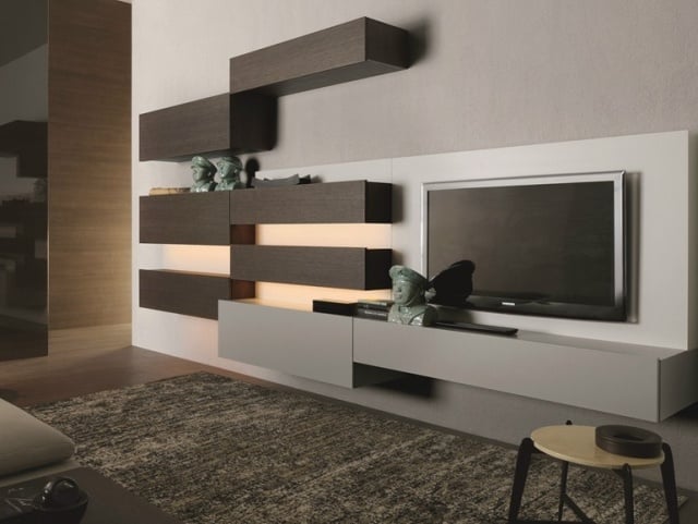 einrichtungsideen-wohnzimmer-modern-wohnwand-holz-lackiert-tv-wand-montiert-TAO10-MisuraEmme