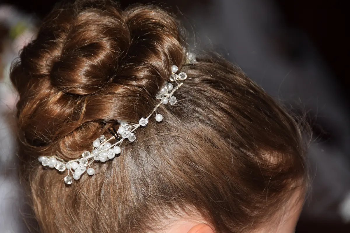 eleganter dutt mit haarschmuck