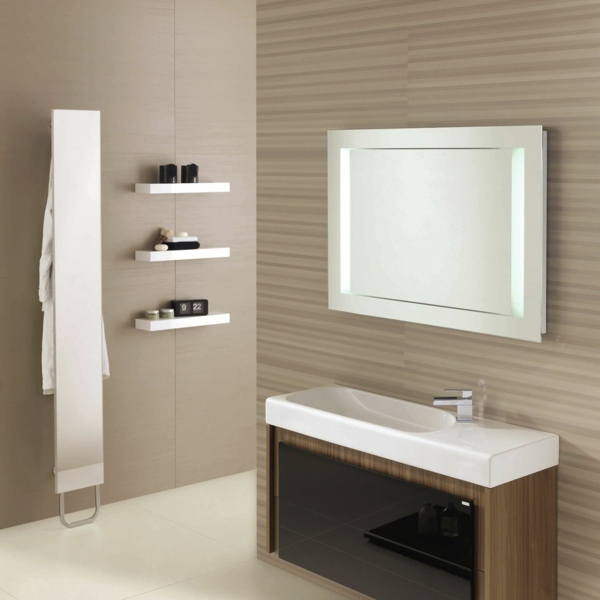 elegantes-Badezimmer-mit-Spiegelschrank-Holz