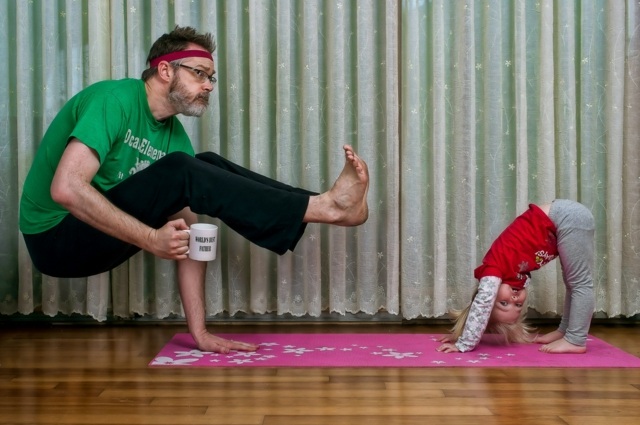 engeldow yoga joga tochter humorvoll wohnzimmer