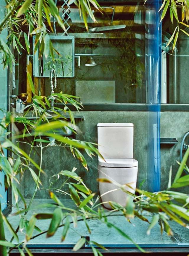 exotische-pflanzen-badezimmer-weiße-toiletten-technik-Industrial-Vintage-Betonboden