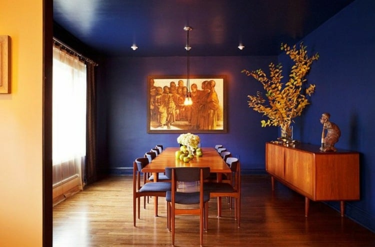Farben Wände Ideen inspirtion-wandfarbe-kobaltblau-esstbereich-esstisch-essstuehle-holz-sideboard