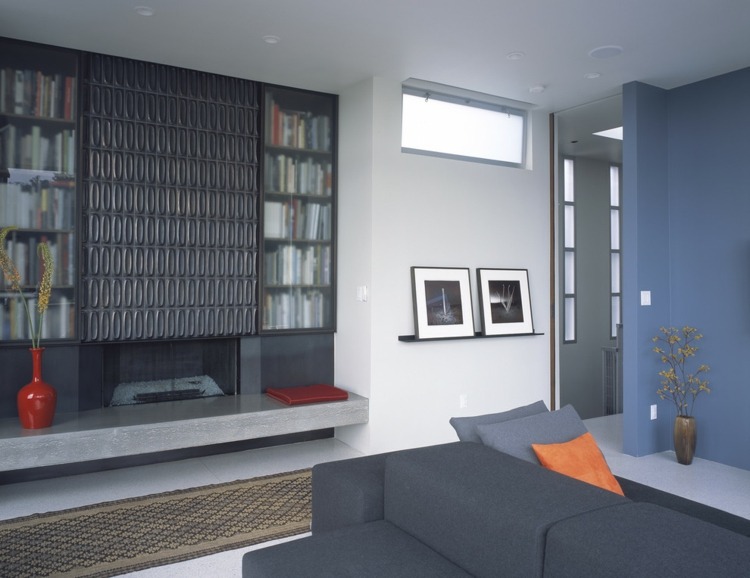 Farben Wände Ideen modern-cobaltblau-hellgrau-teppich-sofa-orange-kissen-wandbilder-regal-kaminofen